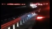 КИЛОМЕТАРСКЕ КОЛОНЕ НА ГРАНИЦАМА: Срби чекају 11 сати да уђу из дијаспоре (ВИДЕО) КИЛОМЕТАРСКЕ КОЛОНЕ НА ГРАНИЦАМА: Срби чекају 11 сати да уђу из дијаспоре (ВИДЕО)