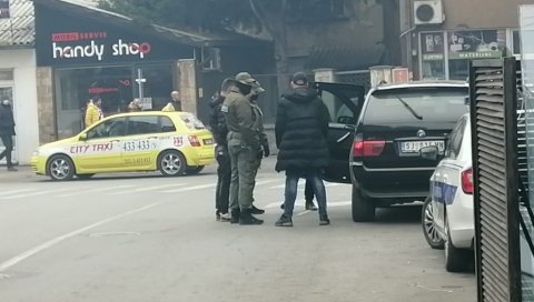 РЕДОМ РАЗОРУЖАВАЈУ РАТОБОРНЕ У НОВОМ ПАЗАРУ: Жандармерија има пуне руке посла након инцидената у граду на Јошаници РЕДОМ РАЗОРУЖАВАЈУ РАТОБОРНЕ У НОВОМ ПАЗАРУ: Жандармерија има пуне руке посла након инцидената у граду на Јошаници