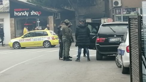 РЕДОМ РАЗОРУЖАВАЈУ РАТОБОРНЕ У НОВОМ ПАЗАРУ: Жандармерија има пуне руке посла након инцидената у граду на Јошаници РЕДОМ РАЗОРУЖАВАЈУ РАТОБОРНЕ У НОВОМ ПАЗАРУ: Жандармерија има пуне руке посла након инцидената у граду на Јошаници
