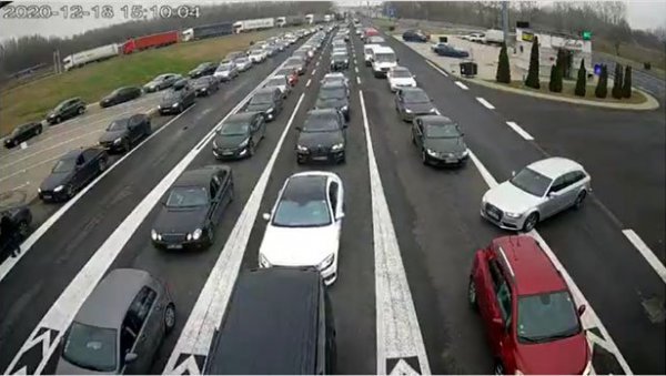 ВЕЛИКЕ ГУЖВЕ НА ГРАНИЧНИМ ПРЕЛАЗИМА: Возила чекају и до два сата - ако крећете на пут, наоружајте се стрпљењем ВЕЛИКЕ ГУЖВЕ НА ГРАНИЧНИМ ПРЕЛАЗИМА: Возила чекају и до два сата - ако крећете на пут, наоружајте се стрпљењем