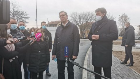 ПРЕДСЕДНИК СТИГАО У КРУШЕВАЦ: Полаже венац на Споменик браниоцима отаџбине 1998-1999 (ФОТО/ВИДЕО) ПРЕДСЕДНИК СТИГАО У КРУШЕВАЦ: Полаже венац на Споменик браниоцима отаџбине 1998-1999 (ФОТО/ВИДЕО)