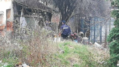 ДЕТАЉИ ХОРОРА У ЛАЗАРЕВЦУ: Још није познато да ли је реч о убиству, мрачне приче комшија о животу настрадале жене ДЕТАЉИ ХОРОРА У ЛАЗАРЕВЦУ: Још није познато да ли је реч о убиству, мрачне приче комшија о животу настрадале жене