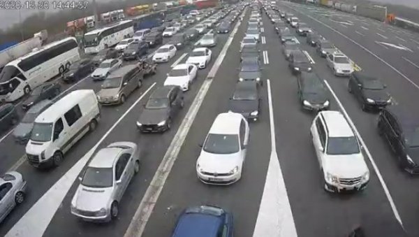 КИЛОМЕТАРСКЕ КОЛОНЕ НА УЛАЗУ У СРБИЈУ: Сутра на снагу ступа нова мера, а и Бугари су кренули кући (ФОТО) КИЛОМЕТАРСКЕ КОЛОНЕ НА УЛАЗУ У СРБИЈУ: Сутра на снагу ступа нова мера, а и Бугари су кренули кући (ФОТО)