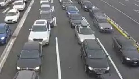 СРБИ КРЕНУЛИ НА ПРОДУЖЕНИ ВИКЕНД: На наплатној станици Прељина задржавање 15 минута СРБИ КРЕНУЛИ НА ПРОДУЖЕНИ ВИКЕНД: На наплатној станици Прељина задржавање 15 минута