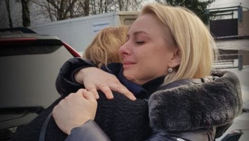 МИСИЦА ИЗАШЛА ИЗ ЗАТВОРА: После 42 дана на слободи, власти у Минску привеле учеснике протеста МИСИЦА ИЗАШЛА ИЗ ЗАТВОРА: После 42 дана на слободи, власти у Минску привеле учеснике протеста