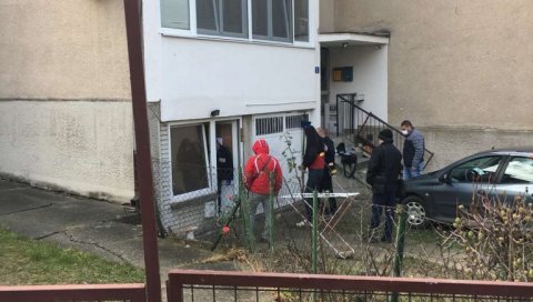 САНДРА ПРОНАЂЕНА МРТВА У СТАНУ НА ЧУКАРИЦИ: Осумњичени за убиство доведен на место злочина (ВИДЕО) САНДРА ПРОНАЂЕНА МРТВА У СТАНУ НА ЧУКАРИЦИ: Осумњичени за убиство доведен на место злочина (ВИДЕО)