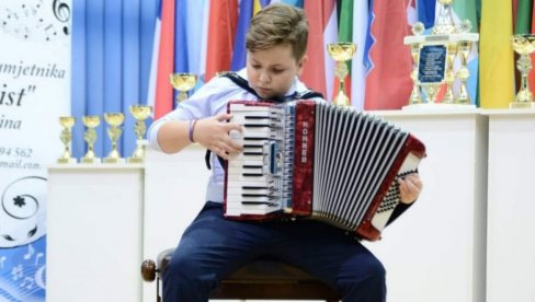 ĐORĐE PERIĆ U SVETSKOJ PETORCI: Desetogodišnjak iz Bijeljine među najboljima na 70. Svetskom trofeju harmonike u Francuskoj ĐORĐE PERIĆ U SVETSKOJ PETORCI: Desetogodišnjak iz Bijeljine među najboljima na 70. Svetskom trofeju harmonike u Francuskoj