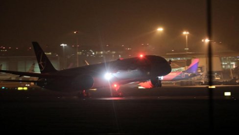 EVAKUCIJA NA POZNATOM AERODROMU: Putnici suočeni sa totalnim haosom, hitne službe na terenu EVAKUCIJA NA POZNATOM AERODROMU: Putnici suočeni sa totalnim haosom, hitne službe na terenu