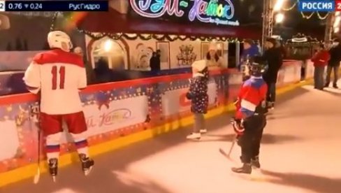 PUTIN ISPUNIO ŽELJU DEČAKU: Klizanje sa predsednikom na Crvenom trgu (VIDEO) PUTIN ISPUNIO ŽELJU DEČAKU: Klizanje sa predsednikom na Crvenom trgu (VIDEO)