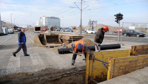 ГОТОВА “ПИСТА” ЗА 10 ДАНА: У току је трећа фаза радова у Антифашистичке борбе и Јурија Гагарина ГОТОВА “ПИСТА” ЗА 10 ДАНА: У току је трећа фаза радова у Антифашистичке борбе и Јурија Гагарина