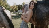 MUŠKARCI POZAVIDELI KONJIMA: Milica Pavlović rukama pokrila gole grudi MUŠKARCI POZAVIDELI KONJIMA: Milica Pavlović rukama pokrila gole grudi