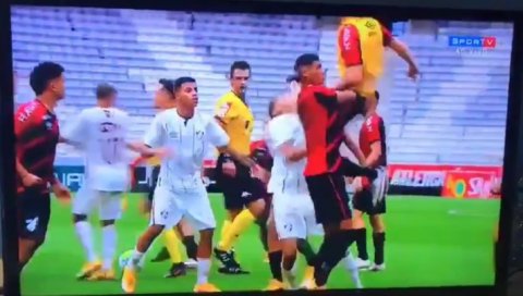 МАСОВНА ТУЧА НА ТЕРЕНУ: Девет црвених картона, крампони у лице... (ВИДЕО) МАСОВНА ТУЧА НА ТЕРЕНУ: Девет црвених картона, крампони у лице... (ВИДЕО)
