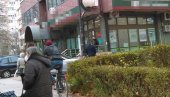 ОДНЕО ВИШЕ ОД МИЛИОН ДИНАРА: Полиција трага за разбојником који је опљачкао банку у Нишу ОДНЕО ВИШЕ ОД МИЛИОН ДИНАРА: Полиција трага за разбојником који је опљачкао банку у Нишу