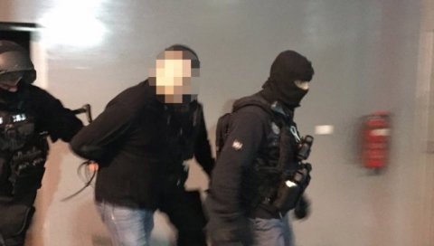ЕЛЕЗУ ПОЗЛИЛО ПРЕД ИЗРУЧЕЊЕ, И ДАЉЕ ЈЕ У СРБИЈИ? На аеродрому у Сарајеву га чека стотине полицајаца ЕЛЕЗУ ПОЗЛИЛО ПРЕД ИЗРУЧЕЊЕ, И ДАЉЕ ЈЕ У СРБИЈИ? На аеродрому у Сарајеву га чека стотине полицајаца