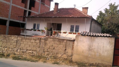 КУЋА КОЈА ПАМТИ ЈЕЗИВ ЗЛОЧИН: Овде су Албанци на бруталан начин мучили Ђорђа Мартиновића КУЋА КОЈА ПАМТИ ЈЕЗИВ ЗЛОЧИН: Овде су Албанци на бруталан начин мучили Ђорђа Мартиновића