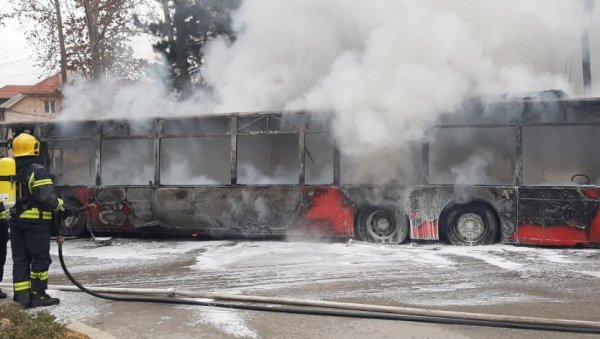 АУТОБУС БУКТИЊА У НИШКОЈ БАЊИ: Запалило се возило градског превоза, возач се нагутао дима (ВИДЕО) АУТОБУС БУКТИЊА У НИШКОЈ БАЊИ: Запалило се возило градског превоза, возач се нагутао дима (ВИДЕО)
