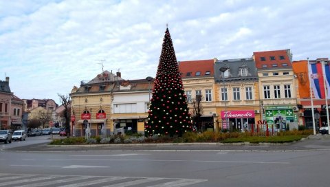 ПОЖАРЕВАЦ ПРАЗНИЧНО УКРАШЕН: Монтирана новогодишња јелка од 9,5 метара ПОЖАРЕВАЦ ПРАЗНИЧНО УКРАШЕН: Монтирана новогодишња јелка од 9,5 метара