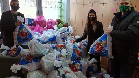 ПОДЕЉЕНО СТОТИНУ ПАКЕТИЋА: Удружење грађана „Нови Сад“ обрадовало децу и младе у Свратишту ПОДЕЉЕНО СТОТИНУ ПАКЕТИЋА: Удружење грађана „Нови Сад“ обрадовало децу и младе у Свратишту