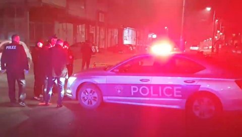 ПУЦЊАВА У ЦЕНТРУ ГРАЧАНИЦЕ: Полиција ранила осумњиченог (ВИДЕО) ПУЦЊАВА У ЦЕНТРУ ГРАЧАНИЦЕ: Полиција ранила осумњиченог (ВИДЕО)