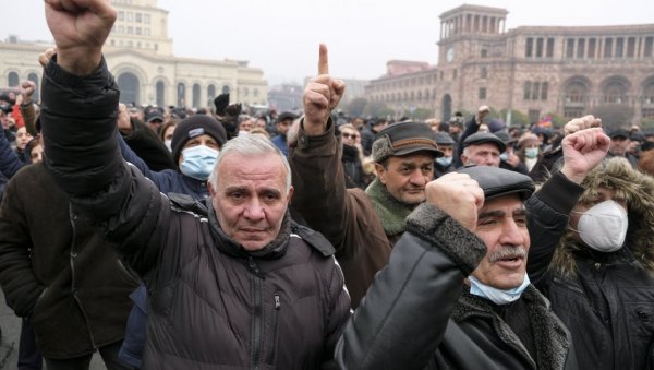 ЈЕРМЕНИ ТРАЖЕ СМЕНУ ПРЕМИЈЕРА: Све више демонстраната у Јеревану ЈЕРМЕНИ ТРАЖЕ СМЕНУ ПРЕМИЈЕРА: Све више демонстраната у Јеревану