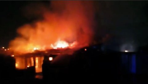 ПРВИ СНИМАК ПОЖАРА СА ПАЛИЛУЛЕ: Трагедија избегнута за длаку - Ватрена стихија прогутала кућу у којој живи породица са 12 деце (ВИДЕО) ПРВИ СНИМАК ПОЖАРА СА ПАЛИЛУЛЕ: Трагедија избегнута за длаку - Ватрена стихија прогутала кућу у којој живи породица са 12 деце (ВИДЕО)