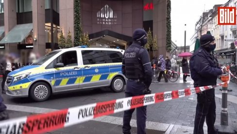 SRPSKI PINK PANTERI POHARALI EVROPU: U Nemačkoj kolima uleteli u zlataru i ukrali nakit od 3 miliona - uhapšeni u Beogradu (VIDEO) SRPSKI PINK PANTERI POHARALI EVROPU: U Nemačkoj kolima uleteli u zlataru i ukrali nakit od 3 miliona - uhapšeni u Beogradu (VIDEO)