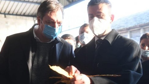 VUČIĆ OBIŠAO PROIZVOĐAČE DUVANA U SREMU - Predsednik: Dobra saradnja sa JTI, japanski investitori sve više dolaze u Srbiju (VIDEO) VUČIĆ OBIŠAO PROIZVOĐAČE DUVANA U SREMU - Predsednik: Dobra saradnja sa JTI, japanski investitori sve više dolaze u Srbiju (VIDEO)
