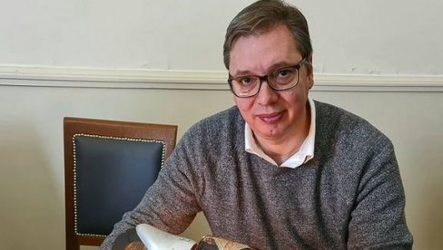 „ДИВАН ПОКЛОН ОД ДОБРОГ ПОЗНАНИКА“: Ево шта је председник Вучић добио од Золтана Тамаша из Суботице „ДИВАН ПОКЛОН ОД ДОБРОГ ПОЗНАНИКА“: Ево шта је председник Вучић добио од Золтана Тамаша из Суботице