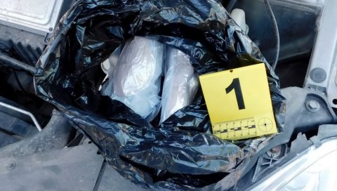 ПОРЕД МОТОРА У КОЛИМА 570 ГРАМА ХЕРОИНА: Полиција у Врбасу ухапсила мештанина П.П. (45) осумњиченог за трговину дрогом ПОРЕД МОТОРА У КОЛИМА 570 ГРАМА ХЕРОИНА: Полиција у Врбасу ухапсила мештанина П.П. (45) осумњиченог за трговину дрогом