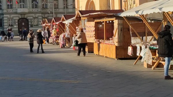 У ЦЕНТРУ ЗРЕЊАНИНА: Отворен новогодишњи базар (ВИДЕО) У ЦЕНТРУ ЗРЕЊАНИНА: Отворен новогодишњи базар (ВИДЕО)