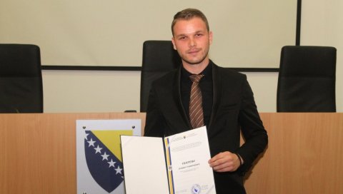 ДРАШКО СТАНИВУКОВИЋ НА КОРАК ОД ФОТЕЉЕ: Нови градоначелник Бањалуке преузео уверење о додели мандата ДРАШКО СТАНИВУКОВИЋ НА КОРАК ОД ФОТЕЉЕ: Нови градоначелник Бањалуке преузео уверење о додели мандата