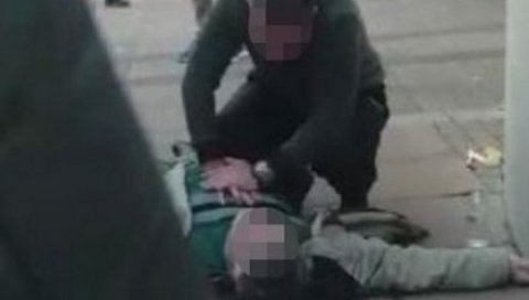 СНИМАК УЖАСА ИЗ ЦЕНТРА БЕОГРАДА: Пао на протесту и преминуо на лицу места - младић покушао да га реанимира (ВИДЕО) СНИМАК УЖАСА ИЗ ЦЕНТРА БЕОГРАДА: Пао на протесту и преминуо на лицу места - младић покушао да га реанимира (ВИДЕО)