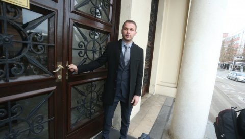 ДРАШКО ДАНАС ПРЕУЗИМА ДУЖНОСТ ГРАДОНАЧЕЛНИКА: Дошао до зграде Градске управе аутобусом (ФОТО) ДРАШКО ДАНАС ПРЕУЗИМА ДУЖНОСТ ГРАДОНАЧЕЛНИКА: Дошао до зграде Градске управе аутобусом (ФОТО)
