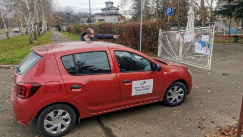 ВАКЦИНАЦИЈА НАШИХ НАЈСТАРИЈИХ СУГРАЂАНА: Овако је изгледало достављање цепива Геронтолошком центру Бежанијска коса (ФОТО/ВИДЕО) ВАКЦИНАЦИЈА НАШИХ НАЈСТАРИЈИХ СУГРАЂАНА: Овако је изгледало достављање цепива Геронтолошком центру Бежанијска коса (ФОТО/ВИДЕО)