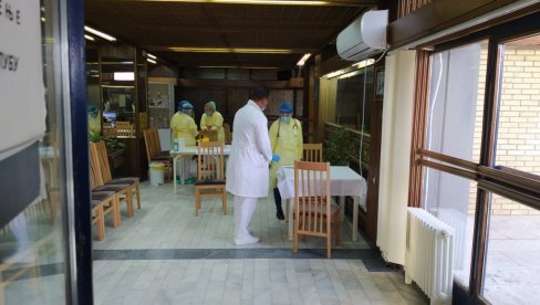 У НОВИ САД ДОПРЕМЉЕНО 100 ВАКЦИНА: Почела вакцинација против короне у Војводини У НОВИ САД ДОПРЕМЉЕНО 100 ВАКЦИНА: Почела вакцинација против короне у Војводини