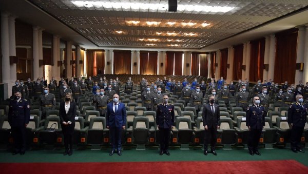 ВОЈСКА СРБИЈЕ ЈАЧА ЗА 83 ПОДОФИЦИРА: Свечаност у Конгресној сали Дома Гарде ВОЈСКА СРБИЈЕ ЈАЧА ЗА 83 ПОДОФИЦИРА: Свечаност у Конгресној сали Дома Гарде