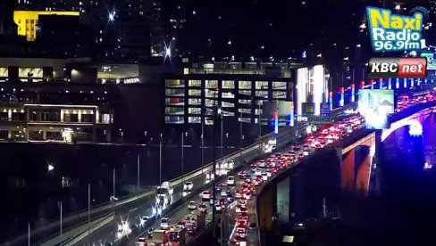 KOLAPS U BEOGRADU: Kolone automobila na mostovima, počele pretprazničke gužve (FOTO) KOLAPS U BEOGRADU: Kolone automobila na mostovima, počele pretprazničke gužve (FOTO)