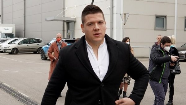 СЛОБА РАДАНОВИЋ ПРИВЕДЕН: Певао у кафани, па после интервенције надлежних завршио у полицији! СЛОБА РАДАНОВИЋ ПРИВЕДЕН: Певао у кафани, па после интервенције надлежних завршио у полицији!