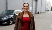 PEVAČICA SE PREVIŠE OPUSTILA: Zbog opasnog poteza preti joj oduzimanje dozvole? (FOTO) PEVAČICA SE PREVIŠE OPUSTILA: Zbog opasnog poteza preti joj oduzimanje dozvole? (FOTO)