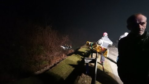 ДЕТАЉИ НЕСРЕЋЕ КОД КРУШЕВЦА: Погинула оба возача - пасат слетео са пута, пробио банкину и завршио 10 метара даље (ФОТО/ВИДЕО) ДЕТАЉИ НЕСРЕЋЕ КОД КРУШЕВЦА: Погинула оба возача - пасат слетео са пута, пробио банкину и завршио 10 метара даље (ФОТО/ВИДЕО)