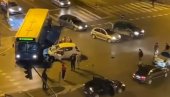 ХАОС У НОВОМ САДУ Сударила се два аутомобила и аутобус насред раскрснице (ВИДЕО) ХАОС У НОВОМ САДУ Сударила се два аутомобила и аутобус насред раскрснице (ВИДЕО)