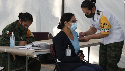 POČETAK KRAJA EPIDEMIJE: Korona je razorila Meksiko, a sada je stigao spas, medicinska sestra prva primila vakcinu (FOTO) POČETAK KRAJA EPIDEMIJE: Korona je razorila Meksiko, a sada je stigao spas, medicinska sestra prva primila vakcinu (FOTO)
