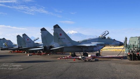 ЈЕРМЕНИ ТРАЖЕ РУСКУ БАЗУ: Опозиција у Јеревану моли Москву за помоћ како би сачувала земљу ЈЕРМЕНИ ТРАЖЕ РУСКУ БАЗУ: Опозиција у Јеревану моли Москву за помоћ како би сачувала земљу