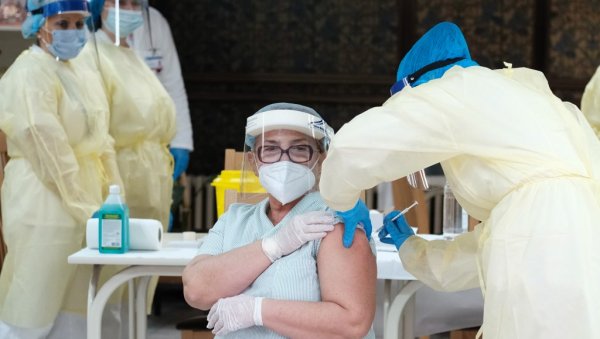КОНАЧНО ЋЕМО ДА ЗАГРЛИМО НАЈМИЛИЈЕ: У домовима за старе у Београду и Новом Саду почела вакцинација против короне (ФОТО) КОНАЧНО ЋЕМО ДА ЗАГРЛИМО НАЈМИЛИЈЕ: У домовима за старе у Београду и Новом Саду почела вакцинација против короне (ФОТО)