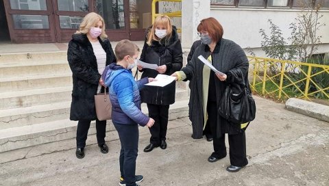 ДАРОВИ КОЛА СРПСКИХ СЕСТАРА: Обрадовали вредне и талентоване малишане из школе Доситеј Обрадовић (ФОТО) ДАРОВИ КОЛА СРПСКИХ СЕСТАРА: Обрадовали вредне и талентоване малишане из школе Доситеј Обрадовић (ФОТО)