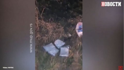 ХАПШЕЊЕ У СУРЧИНУ: Погледајте шта је полиција нашла скривено у кесама на њиви (ВИДЕО) ХАПШЕЊЕ У СУРЧИНУ: Погледајте шта је полиција нашла скривено у кесама на њиви (ВИДЕО)