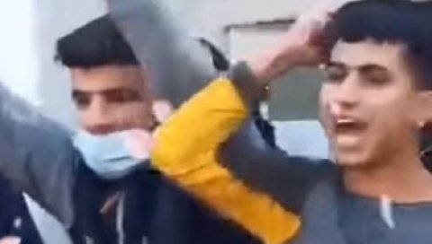 УХАПШЕНИ МИГРАНТИ У БОГОВАЂИ: Терали радницу Комесаријата за избеглице да љуби простирку за молитву (ВИДЕО) УХАПШЕНИ МИГРАНТИ У БОГОВАЂИ: Терали радницу Комесаријата за избеглице да љуби простирку за молитву (ВИДЕО)