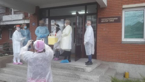 ВАКЦИНЕ СТИГЛЕ У НИШ: Цепиво достављено Геронтолошком центру, 100 корисника ће данас бити вакцинисано (ФОТО) ВАКЦИНЕ СТИГЛЕ У НИШ: Цепиво достављено Геронтолошком центру, 100 корисника ће данас бити вакцинисано (ФОТО)