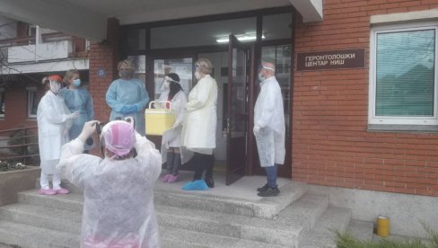 ВАКЦИНЕ СТИГЛЕ У НИШ: Цепиво достављено Геронтолошком центру, 100 корисника ће данас бити вакцинисано (ФОТО) ВАКЦИНЕ СТИГЛЕ У НИШ: Цепиво достављено Геронтолошком центру, 100 корисника ће данас бити вакцинисано (ФОТО)