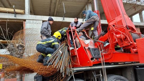 ДЕТАЉИ НЕЗГОДЕ У НИШУ: Како је дошло до тога да гвоздена арматура падне на кабину дизалице у којој је био радник (ФОТО) ДЕТАЉИ НЕЗГОДЕ У НИШУ: Како је дошло до тога да гвоздена арматура падне на кабину дизалице у којој је био радник (ФОТО)